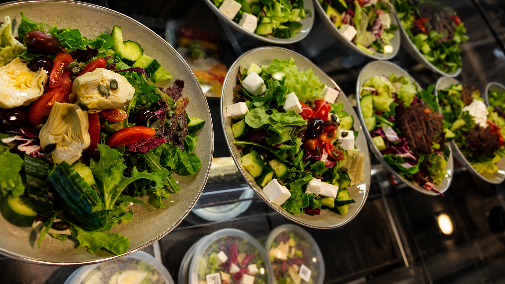 Frische Salate aus der Bistrotheke