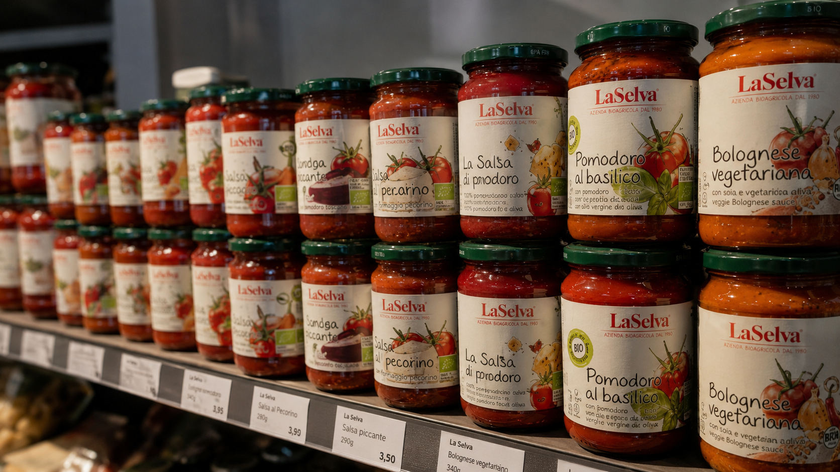 Italienische Tomatensaucen im Regal