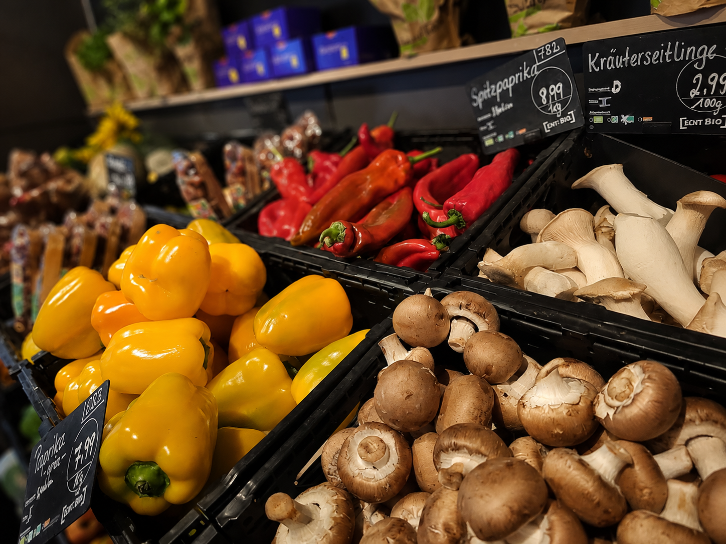 Paprika und Pilze in der Gemüseauslage