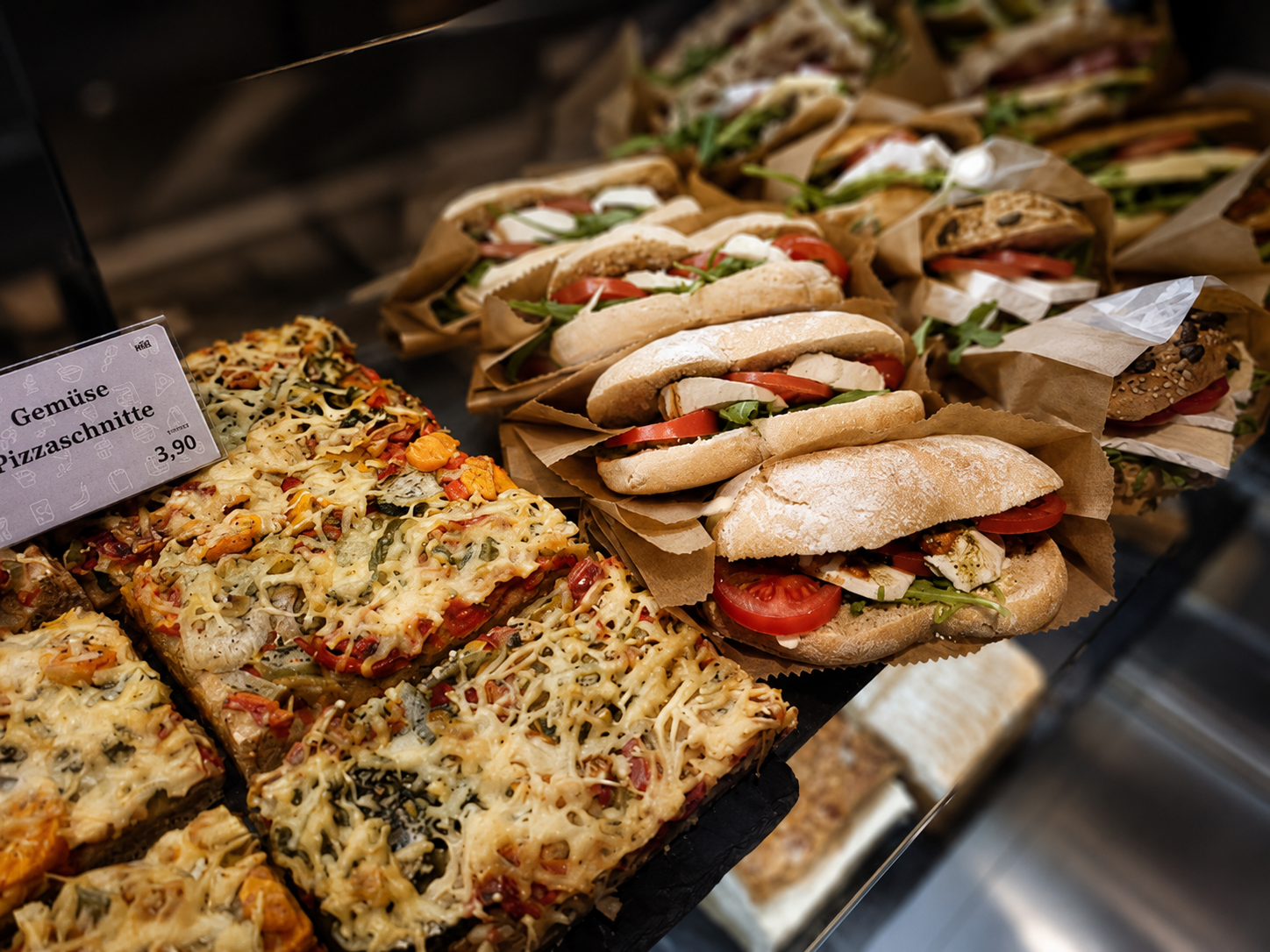 Pizzaschnitten und frisch belegte Sandwiches