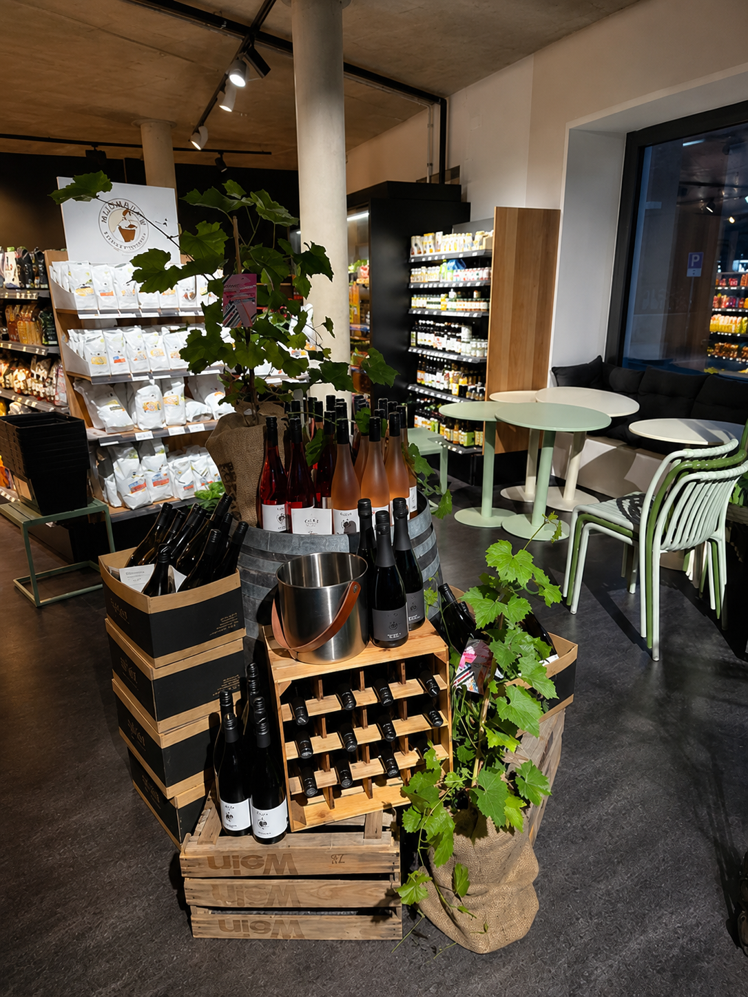 Weinpräsentation und Sitzbereich im Laden