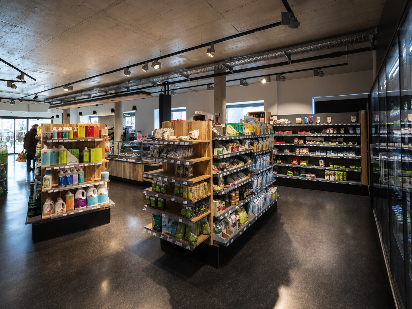 Großzügige Innenansicht des Delikost-Ladens