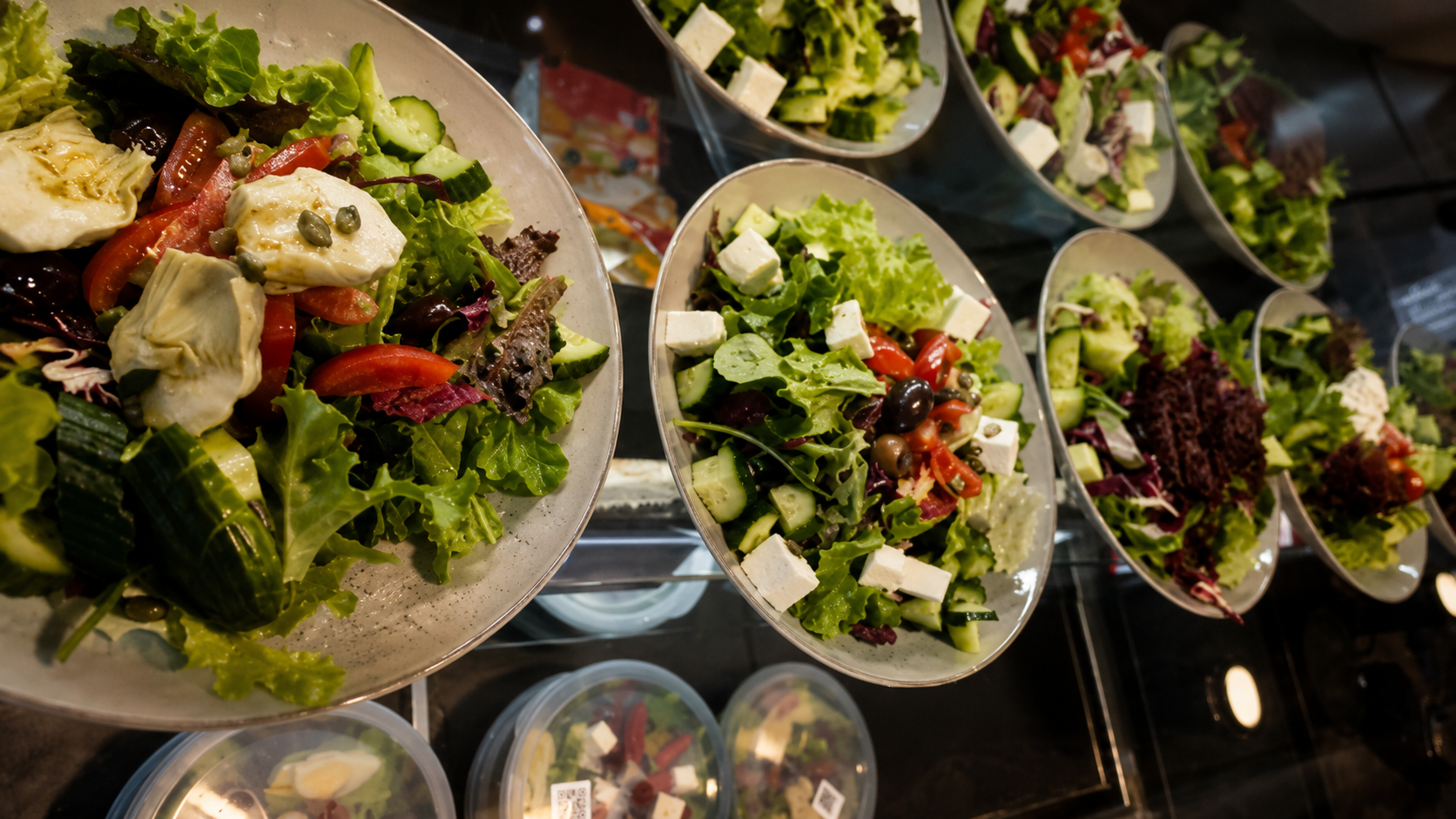 Frisch zubereitete Salate in der Bistrotheke