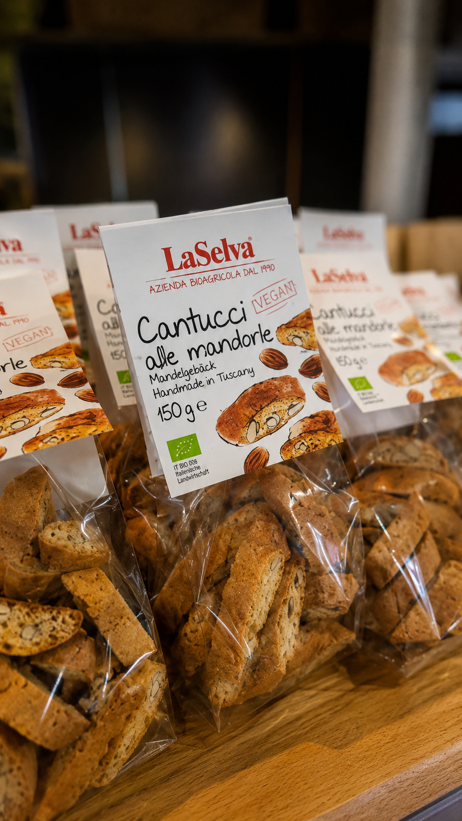 Italienisches Mandelgebäck im Feinkostregal