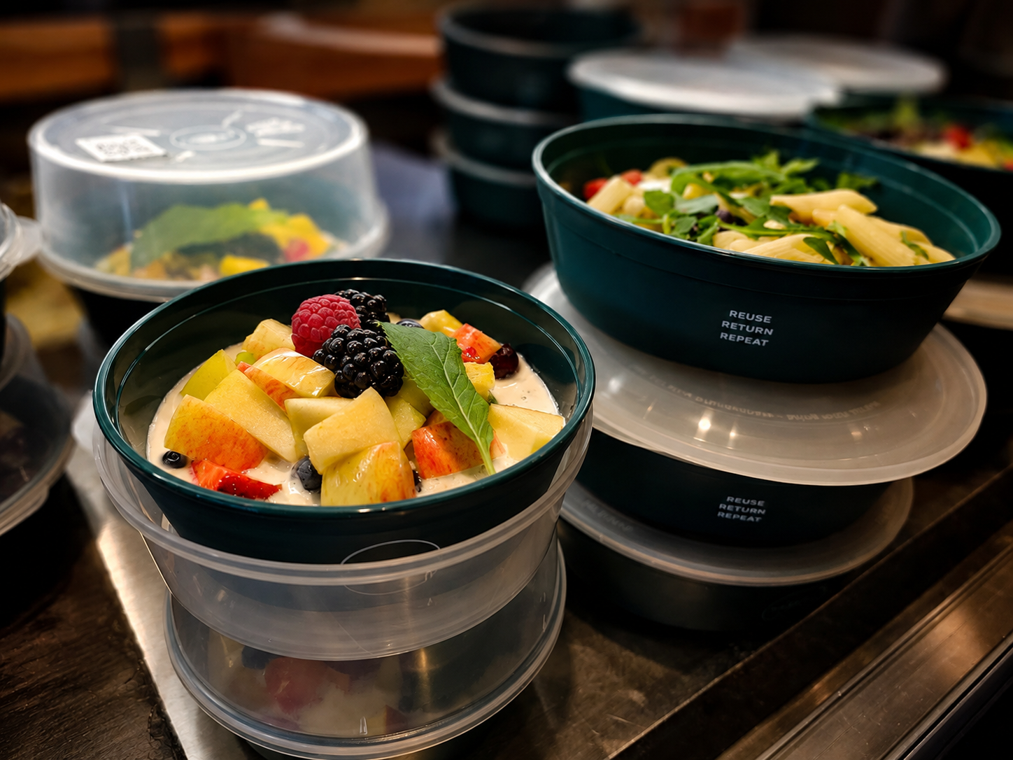 Obstsalat und Pasta in Mehrwegschalen