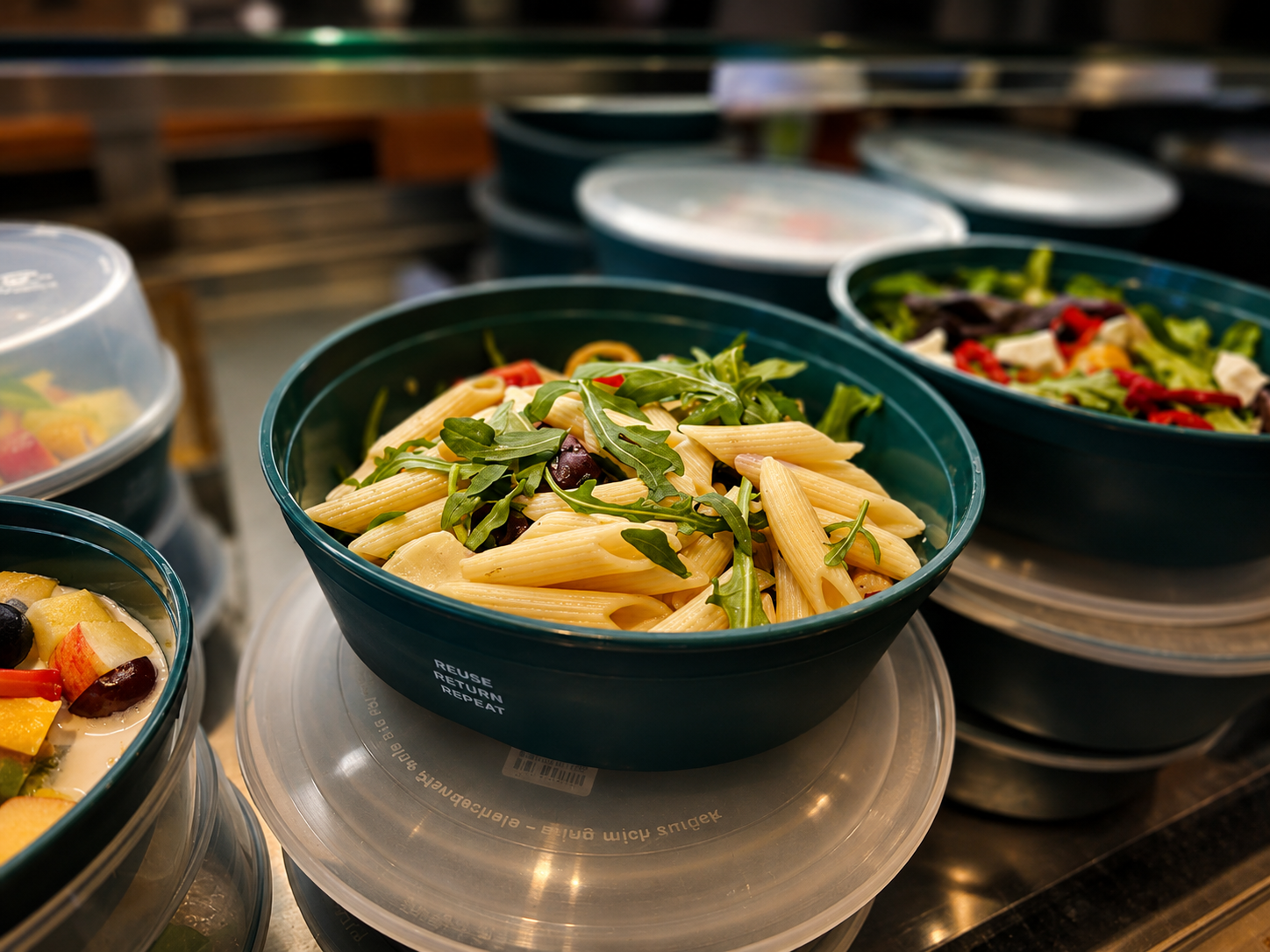 Frischer Nudelsalat mit Rucola und Oliven